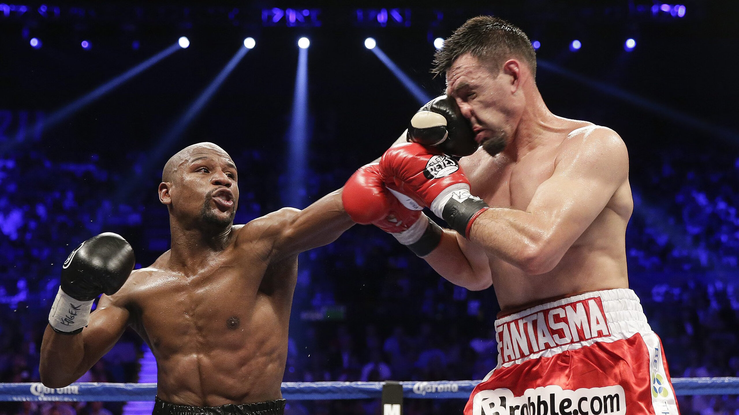 博卡青年核心前锋受困于盯防难觅良机，博卡青年培养出的球星